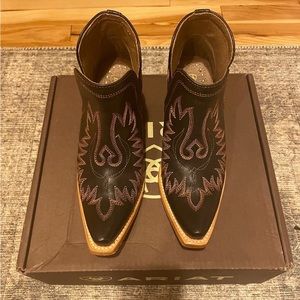 Women Ariat Dixon booties size 6